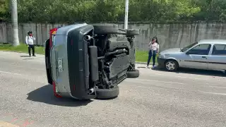 La mujer se distrajo y chocó contra un coche estacionado