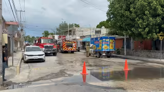 Fuga de gas LP en camioneta repartidora moviliza a bomberos en Campeche; temían una explosión