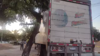 El percance vial provocó tráfico y molestias en los padres de familia que acudían a dejar a sus hijos al Colegio Boston