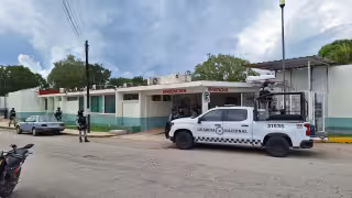 Elementos de la Guardia Nacional custodian el Hospital General de Felipe Carrillo Puerto