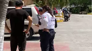 Lo deja su esposa y pide apoyo a policías al no saber cómo volver a casa