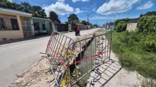 Denuncian tortuguismo en obra de agua potable en Champotón; hay zanjas, fugas y riesgo de accidentes