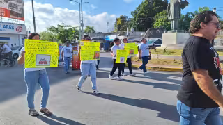 Protestan durante desfile del Día del Trabajo en Carrillo Puerto; exigen pensiones con salario mínimo