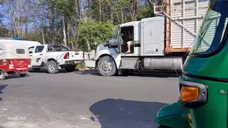 Fatal accidente deja a adolescente prensado entre camioneta y camión en Escárcega