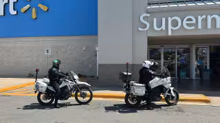 Pareja es detenida tras intentar sacar carne sin pagar en Walmart