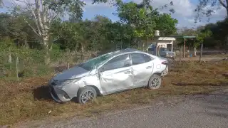 Vuelca auto en carretera Hopelchén–Xpujil; exceso de velocidad, posible causa