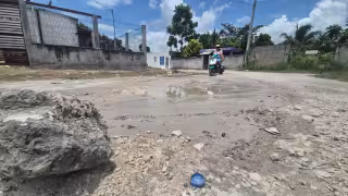 Comisarios de El Manantial denuncian el abandono de su carretera de acceso.