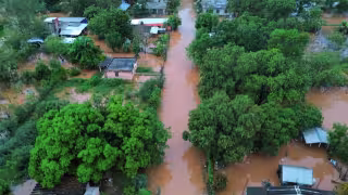 Inundaciones en Alfredo V. Bonfil obligaron a habilitar albergues temporales.