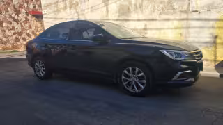 Pareja en moto choca contra auto en preferencia