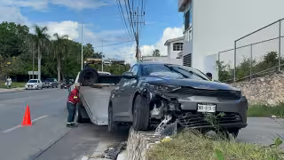 Destroza su automóvil al chocar contra muro de contención en la avenida Escénica de Campeche