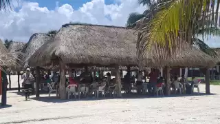 Turistas y locales abarrotan playas y piscinas en el verano 2025