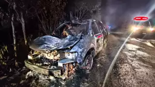 Carroza fúnebre se incendia tras chocar contra una res en la vía Tizimín-Colonia Yucatán; el conductor sobrevive de milagro