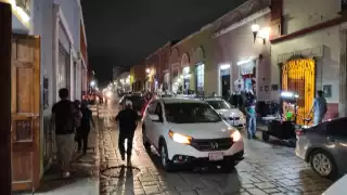 El Centro Histórico de Campeche luce lleno la noche de este viernes previo a la Navidad
