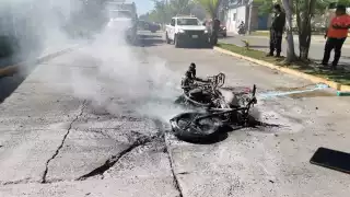 Al sitio arribaron personal de protección civil y bomberos locales quiénes de inmediato comenzaron a enfriar los fierros qué quedaron de la motocicleta