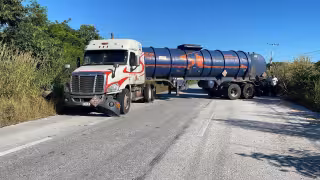 Un tráiler doble pipa quedó atravesado en el carril Campeche – Champotón tras frenar bruscamente para evitar un choque