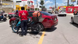 Una conductora y un motociclista estuvieron involucrados en un choque.