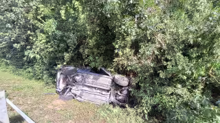El Nissan Rogue terminó volcado sobre su costado derecho luego de salir de la carretera