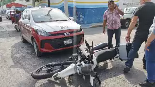 Motociclista arrollada por taxi en cruce de Ciudad del Carmen