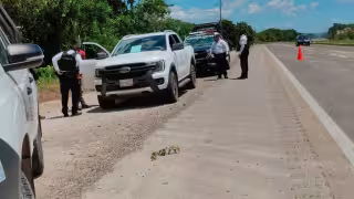 Una camioneta Ford Ranger blanca evadió el arco de seguridad ubicado en el poblado de Kobén.