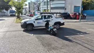 Camioneta de empresa de alarmas choca contra motoneta en colonia Fátima