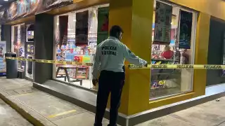 Los asaltantes amagaron a la cajera para llevarse 700 pesos