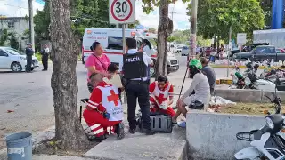 Los lesionados salieron proyectados de la unidad en la que iban a bordo, sufriendo lesiones, por lo que fueron atendidos por paramédicos.