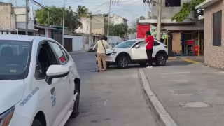 Camioneta invade vía preferencial y provoca fuerte choque en la colonia Obrera de Ciudad del Carmen