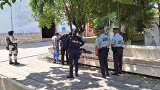 Agente canino detecta droga y detienen a joven en un parque de Felipe Carrillo Puerto