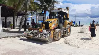 En la limpieza de arenales, se han encontrado cantidades de basura enterrada en Playa del Carmen
