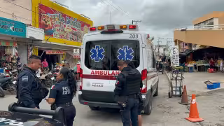 Mujer se desvanece en el Mercado Principal de Campeche y moviliza a cuerpos de emergencia