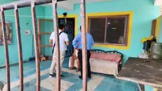 Los hombres rompieron la reja de la vivienda de la abuelita, quien vive sola