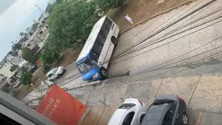 La unidad tiró el poste; así quedó