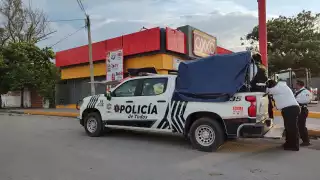 Los dos hombres fueron detenidos por asaltar un Oxxo con un arma de fuego