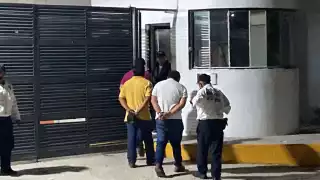 Además se decomisaron dos camionetas y un camión turístico