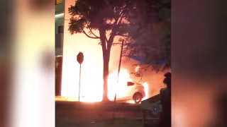 Incendian vehículo en la avenida Isla Cancún de Chetumal