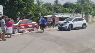 Camioneta se pasa alto y choca a taxi en la colonia Guadalupe Victoria de Champotón