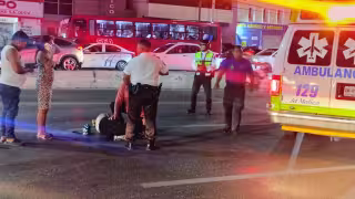 La mujer recibió los primeros auxilios por los paramédicos que llegaron al lugar.