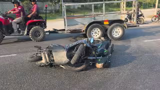 Choque entre motos frente al rastro municipal deja tres lesionados en Carmen