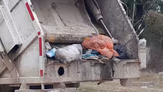 Denuncian abandono de camión recolector con basura podrida en mercado de Bécal, Calkiní