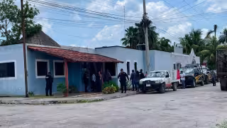 Fuerte movilización de la SSP sorprende a vecinos durante desalojo en Tizimín