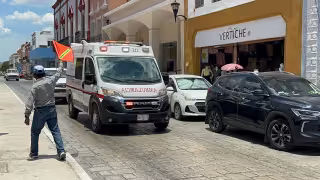 Paramédicos acudieron al comercio para brindarle atención médica.
