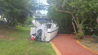 Lancha sale disparada del remolque que la transportaba en zona hotelera de Cancún