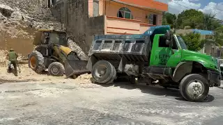 Un camión tipo volquete terminó semivolcado en la calle 108 de la colonia Bellavista, en Campeche.