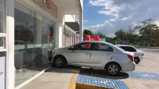 Conductor choca contra una farmacia en Campeche