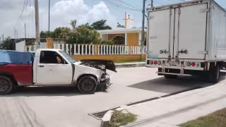 Camión de carga impacta camioneta tras no respetar el alto en Champotón