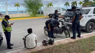 Auto le cierra el paso a motociclista y provoca aparatoso derrape en avenida Justo Sierra
