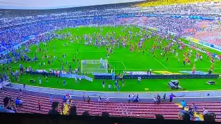 Durante el segundo tiempo en el minuto 62 del partido del Querétaro contra el Atlas, miles de aficionados ingresaron al campo