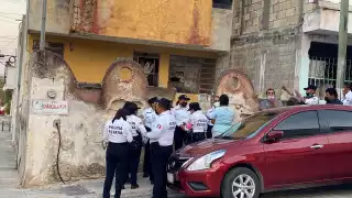 Los policías intentan detener a sujeto por violento