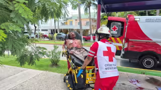 El hombre fue trasladado a un hospital por paramédicos