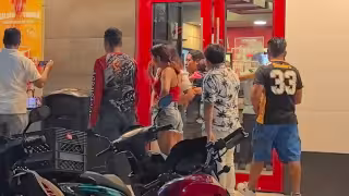 Guardias de plaza son señalados por presunta agresión contra mujer y menor